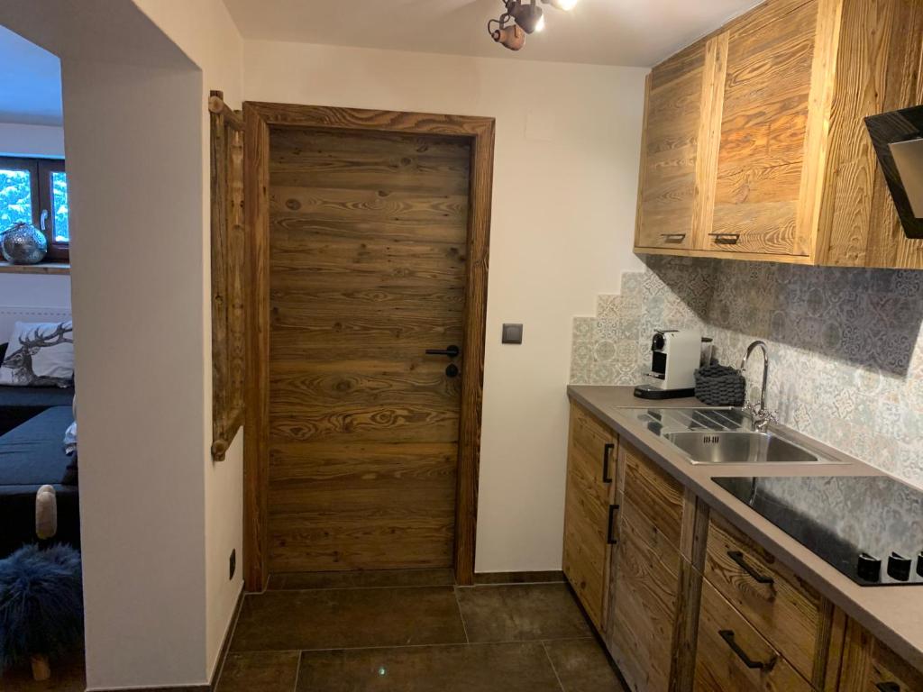 Kuchyň nebo kuchyňský kout v ubytování Chalet Apart Hansler