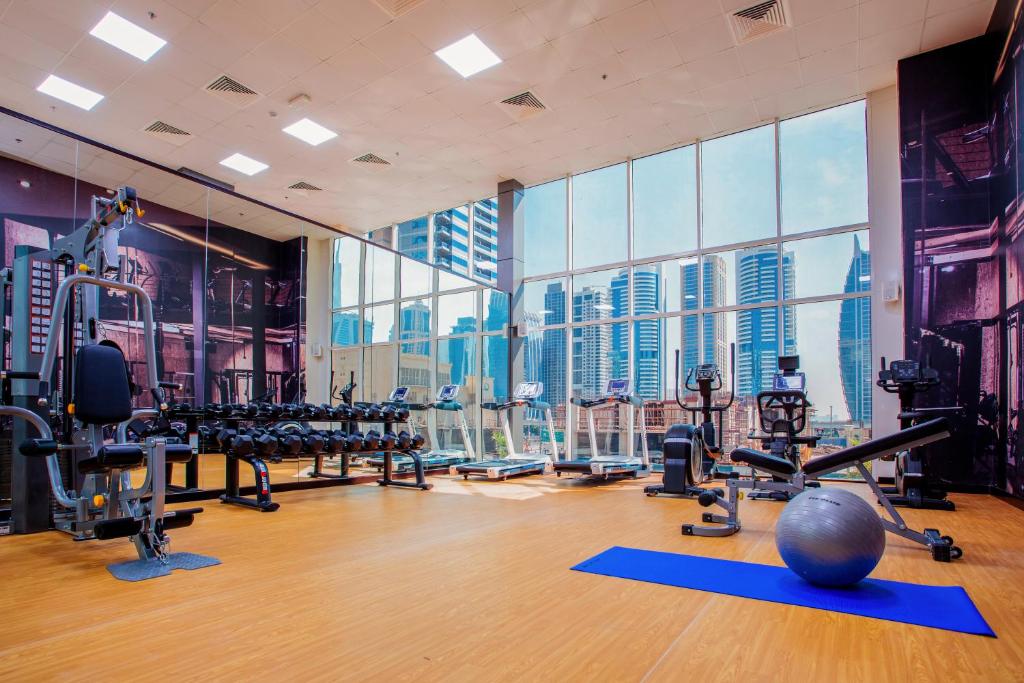 Royal Regency Suites Marinaにあるフィットネスセンターまたはフィットネス設備