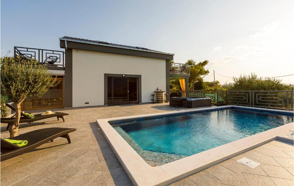 una piscina en el patio trasero de una casa en 4 Bedroom Cozy Home In Split, en Split