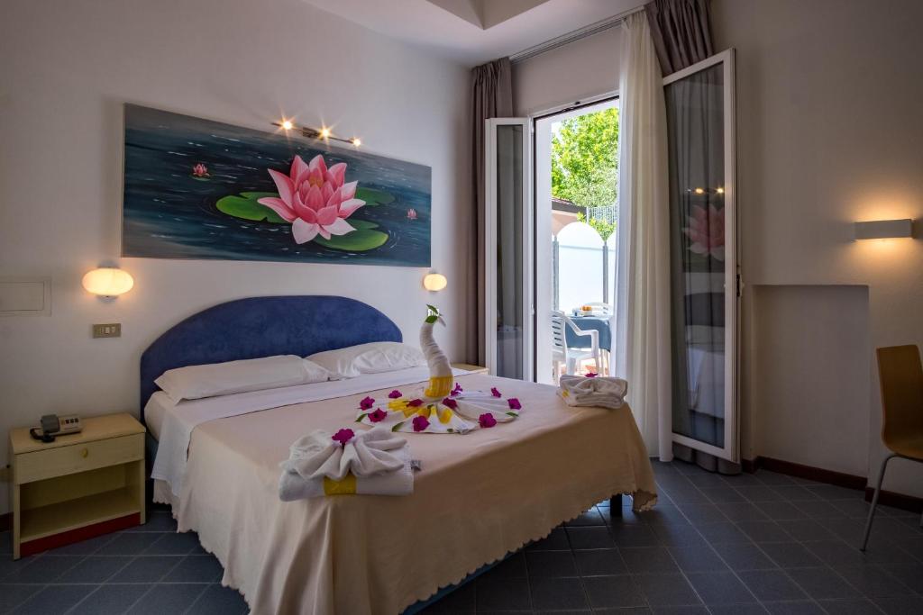 Postel nebo postele na pokoji v ubytování Hotel Villa dei Fiori - sul mare con piscina