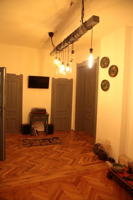 TV a/nebo společenská místnost v ubytování Passpartout Hostel