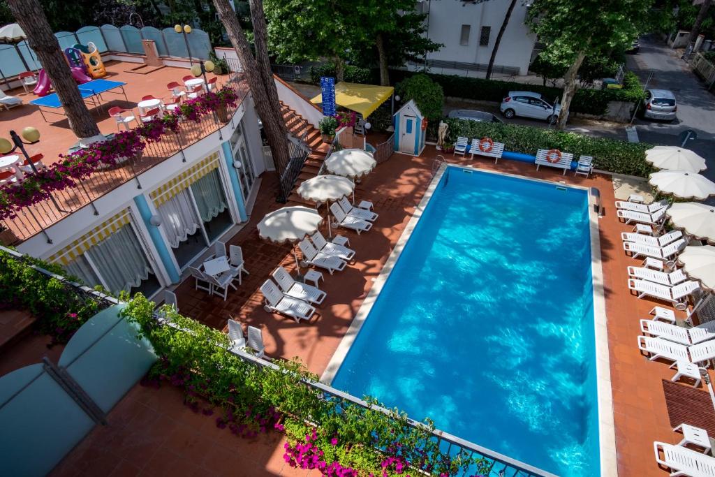 Bazén v ubytování Hotel Villa dei Fiori - sul mare con piscina nebo v jeho okolí
