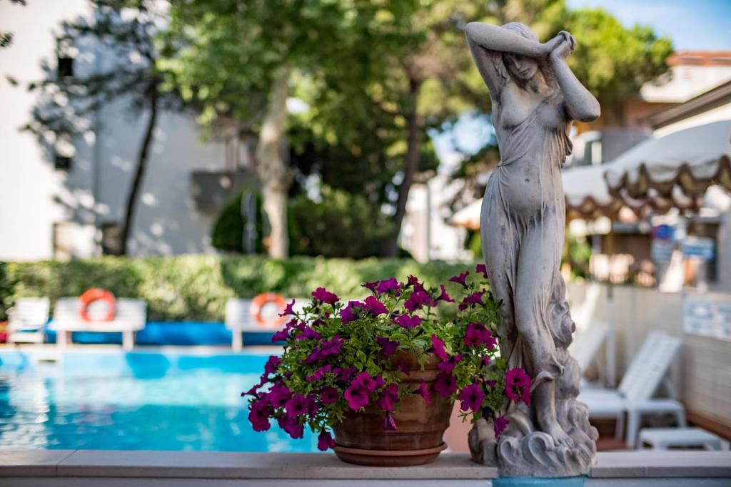 Bazén v ubytování Hotel Villa dei Fiori - sul mare con piscina nebo v jeho okolí