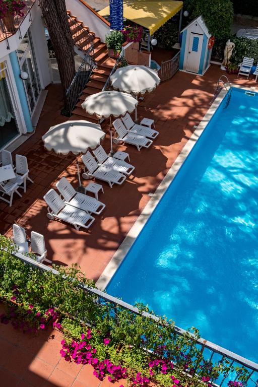 Bazén v ubytování Hotel Villa dei Fiori - sul mare con piscina nebo v jeho okolí