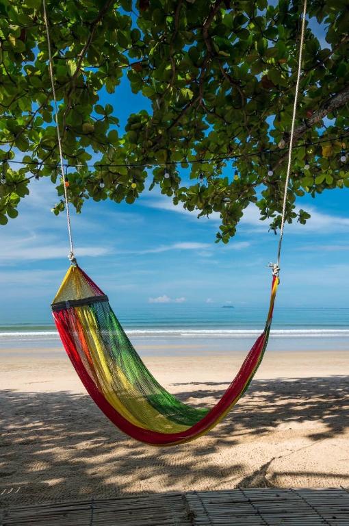 高兰Klongdao Sunset Villa的海滩上树上挂着一张色彩缤纷的吊床