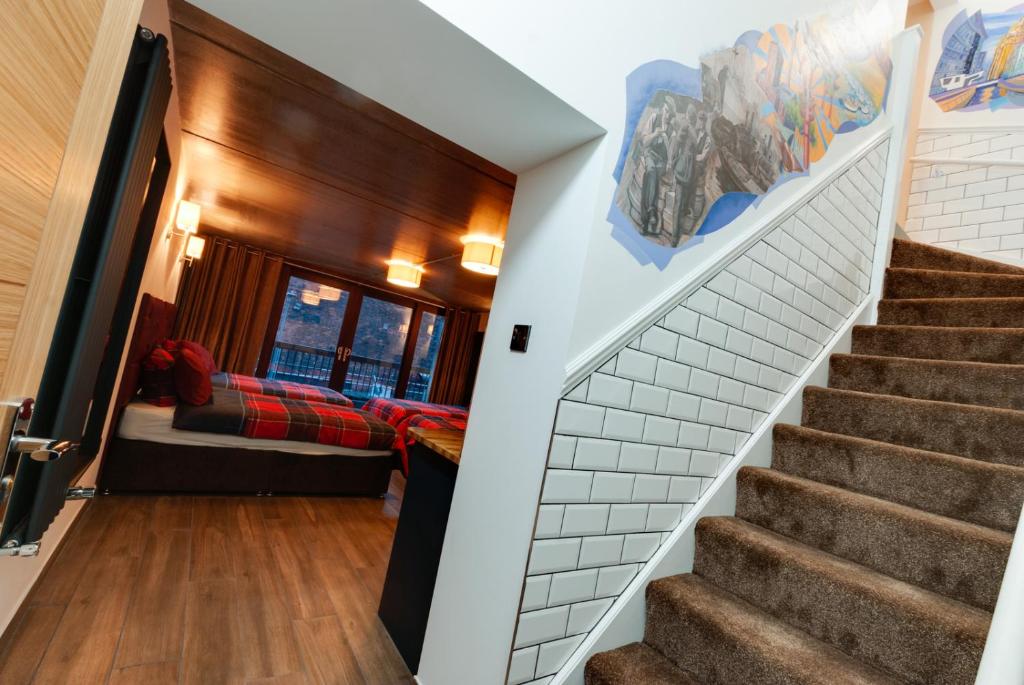 una scala in una casa con una camera da letto di Alberts Apartments a Liverpool