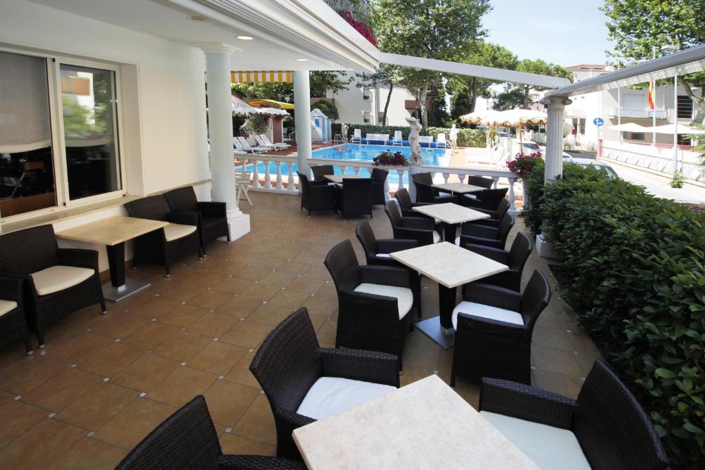 Bazén v ubytování Hotel Villa dei Fiori - sul mare con piscina nebo v jeho okolí