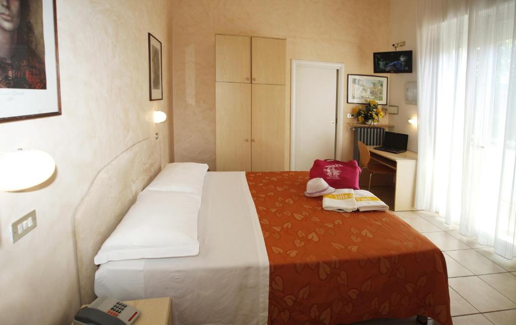 Postel nebo postele na pokoji v ubytování Hotel Villa dei Fiori - sul mare con piscina