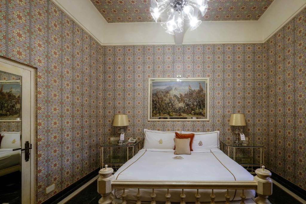 Postel nebo postele na pokoji v ubytování Rajmahal Palace RAAS