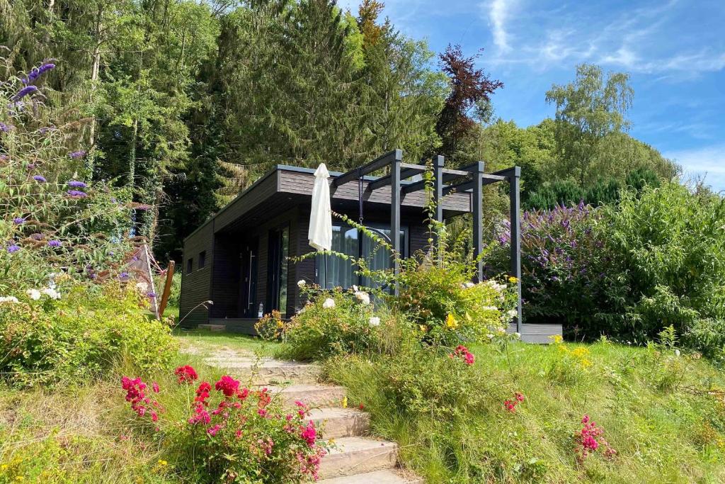 une maison avec un bouquet de fleurs devant elle dans l'établissement Gronenberger Mühle Haus 03, à Scharbeutz