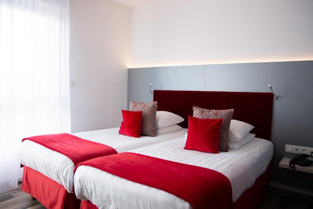 מיטה או מיטות בחדר ב-Colmar Hotel