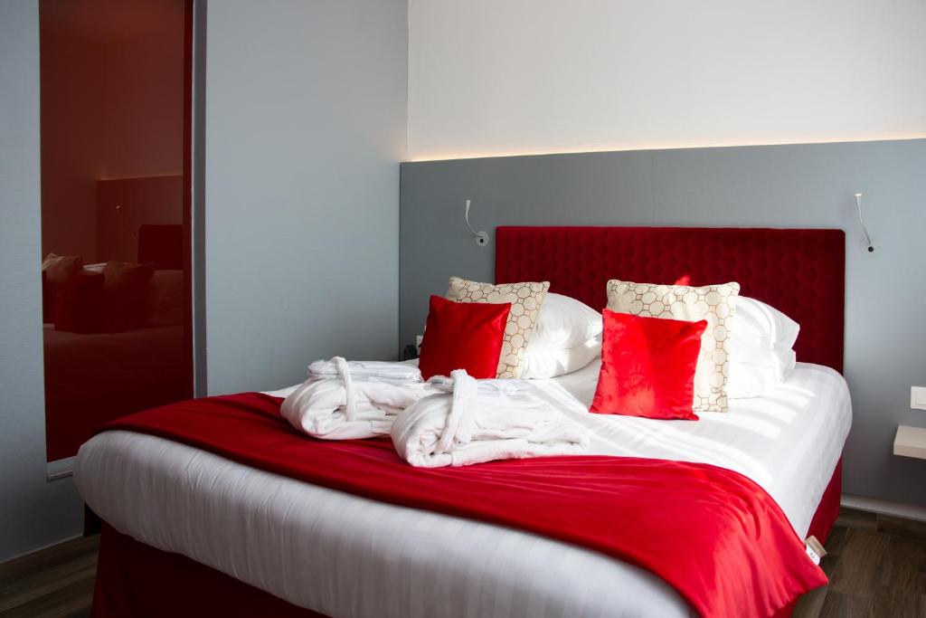מיטה או מיטות בחדר ב-Colmar Hotel