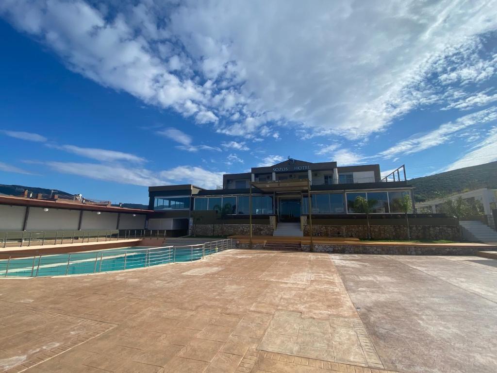 - une vue sur un bâtiment avec un ciel dans l'établissement sozos inn hotel vonitsa, à Vonitza