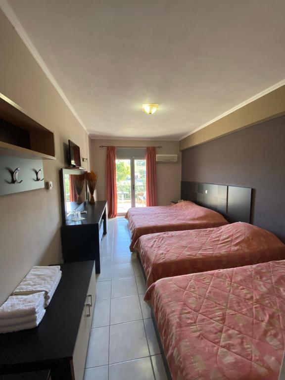 Postel nebo postele na pokoji v ubytování sozos inn hotel vonitsa