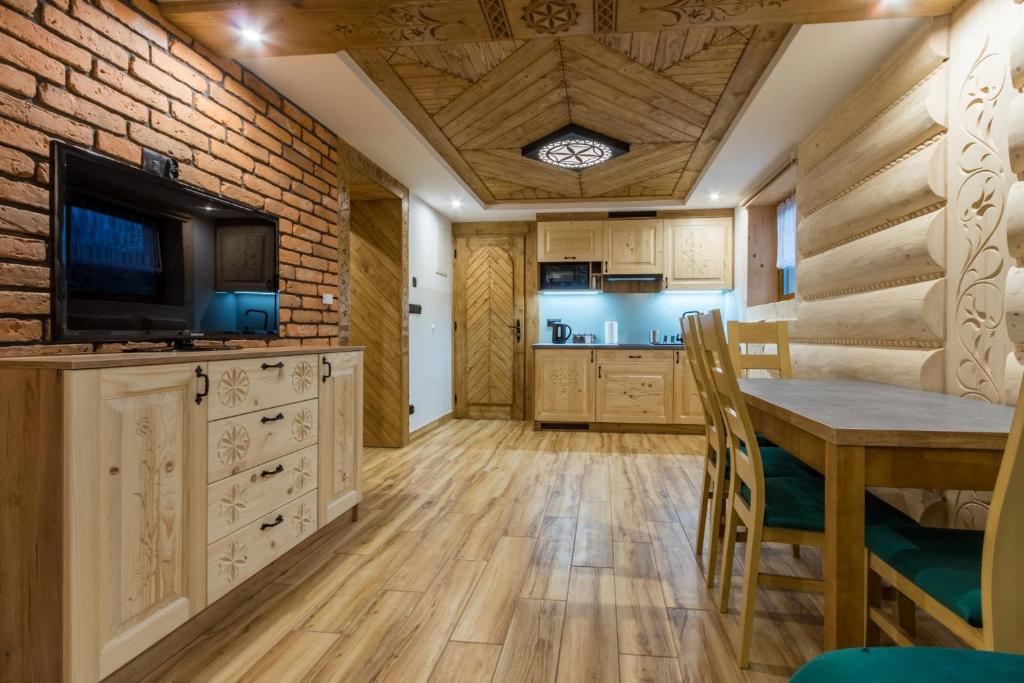 Kuchyňa alebo kuchynka v ubytovaní Apartamenty Chłabówka
