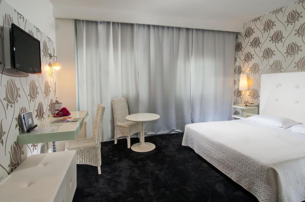 Posteľ alebo postele v izbe v ubytovaní Hotel Mediterraneo