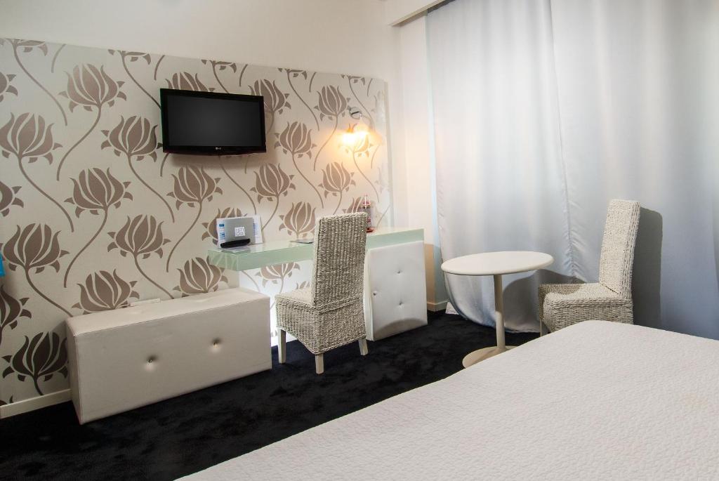 Televízia a/alebo spoločenská miestnosť v ubytovaní Hotel Mediterraneo