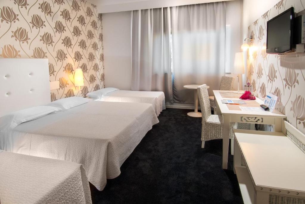 Posteľ alebo postele v izbe v ubytovaní Hotel Mediterraneo