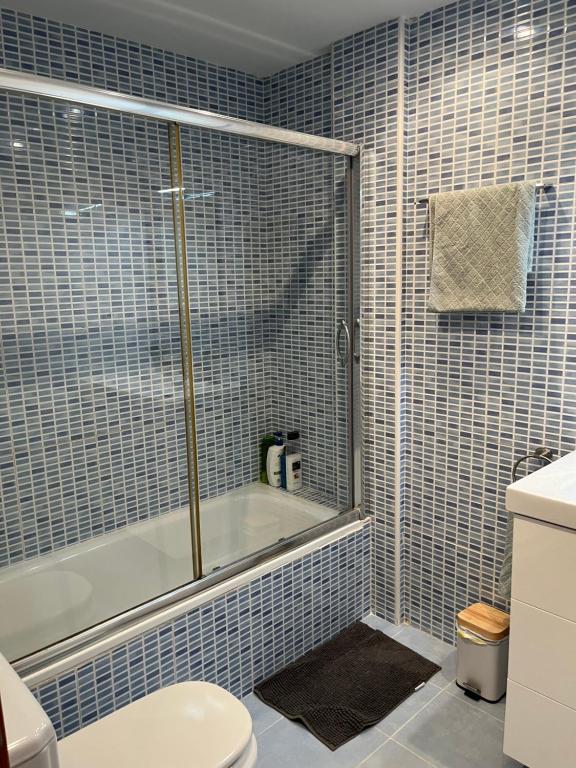 Koupelna v ubytování Apartamento Ria de Boo, Con patio privado