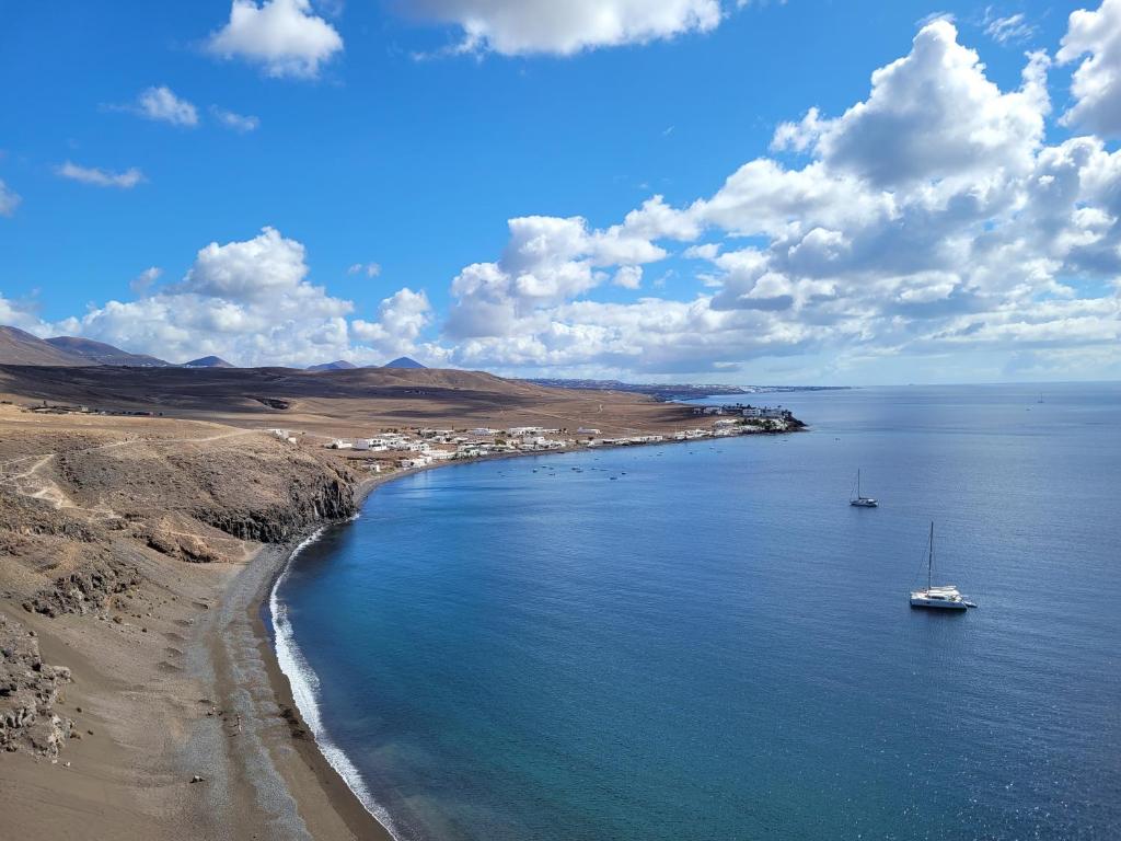 una vista di una spiaggia con barche in acqua di Casa Cetáceo a Playa Quemada