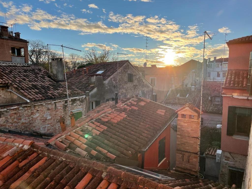 Pohľad na východ alebo západ slnka z apartmánu alebo blízkeho okolia