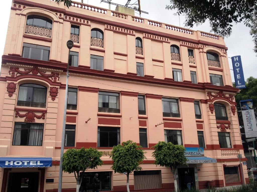 un gran edificio en la esquina de una calle en Hotel Panuco, en Ciudad de México