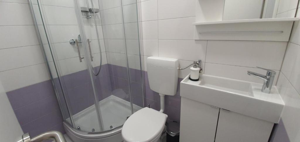 Kúpeľňa v ubytovaní Apartmani Karlo