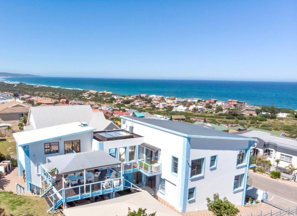 een luchtzicht op een huis met de oceaan op de achtergrond bij Blue Star Villa in Tergniet