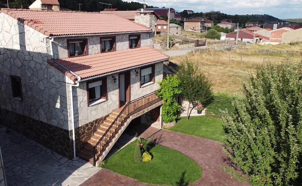 CASA RURAL COSTALAGO في Hontoria del Pinar: اطلالة جوية على منزل مع جسر