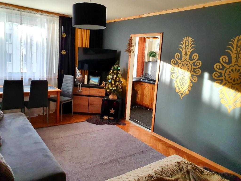 Televízia a/alebo spoločenská miestnosť v ubytovaní Apartament IZBA W CENTRUM