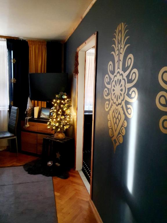 Televízia a/alebo spoločenská miestnosť v ubytovaní Apartament IZBA W CENTRUM