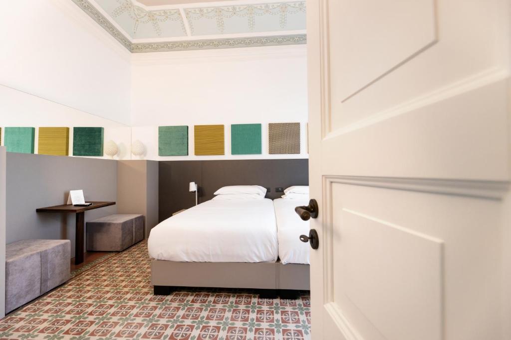 Postel nebo postele na pokoji v ubytování Riflessi Acireale Palace Suites