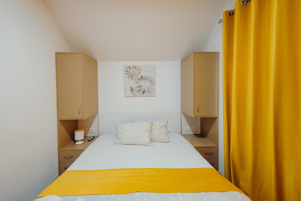 Pensiunea Smiley - Double Room With Private Bathroom