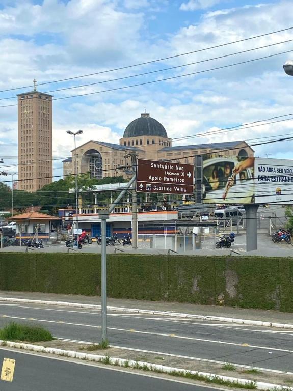 un cartello stradale sul lato di una strada di Casa de Temporada Ubirajara a Aparecida