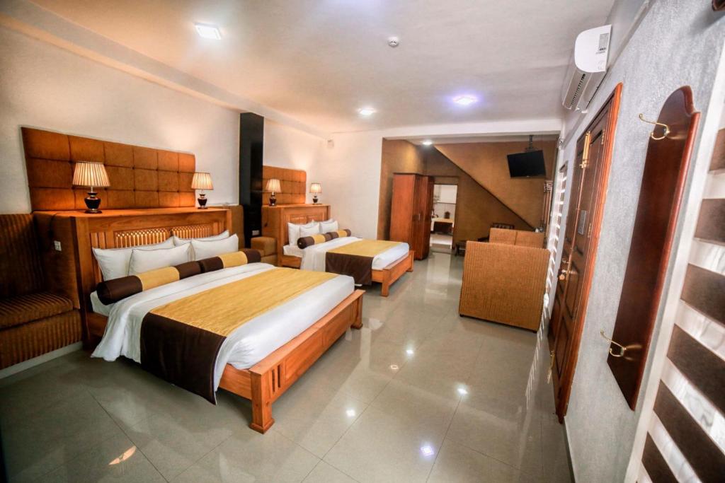 Postel nebo postele na pokoji v ubytování Eagle Regency Hotel