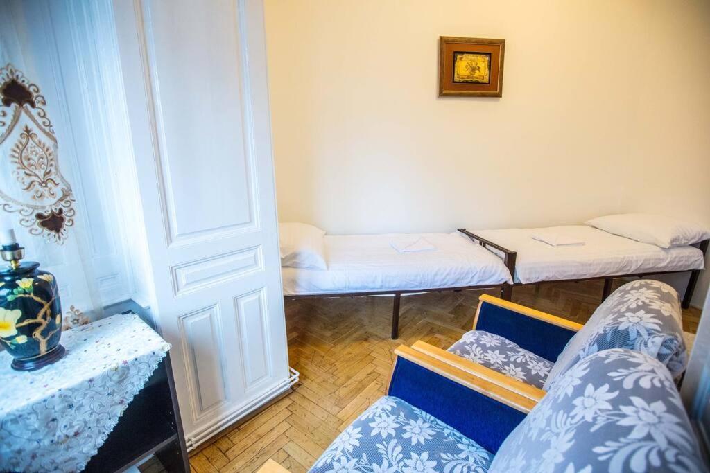 Postel nebo postele na pokoji v ubytování keleti apartment city center big flat bedroom private use