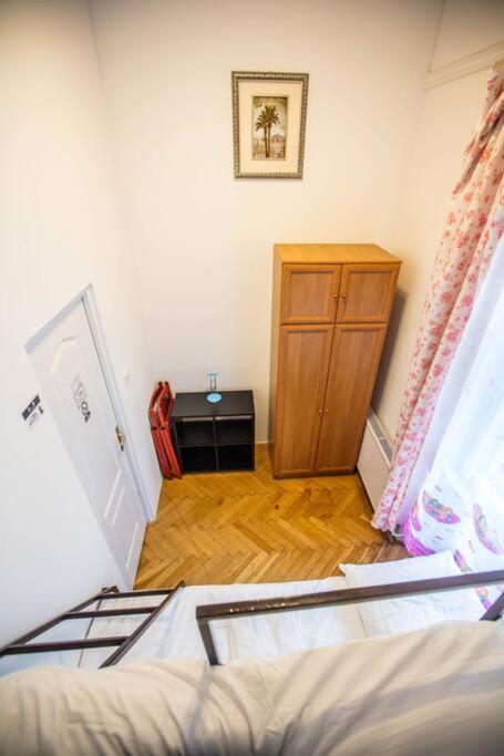 Postel nebo postele na pokoji v ubytování keleti apartment city center big flat bedroom private use