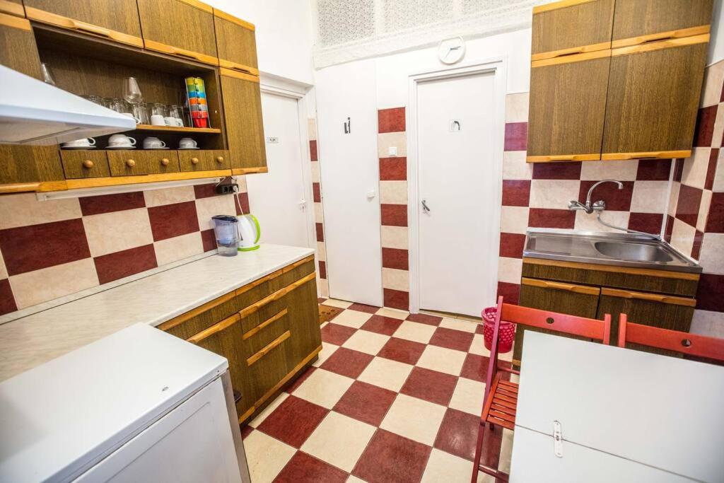 Kuchyň nebo kuchyňský kout v ubytování keleti apartment city center big flat bedroom private use
