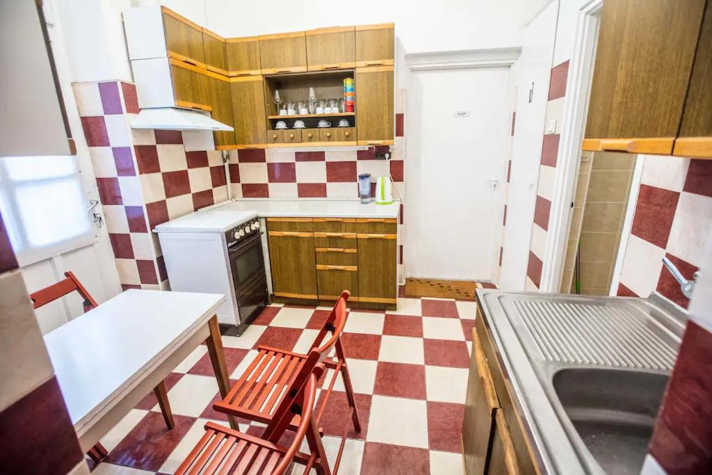 Kuchyň nebo kuchyňský kout v ubytování keleti apartment city center big flat bedroom private use