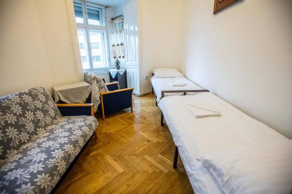 Postel nebo postele na pokoji v ubytování keleti apartment city center big flat bedroom private use