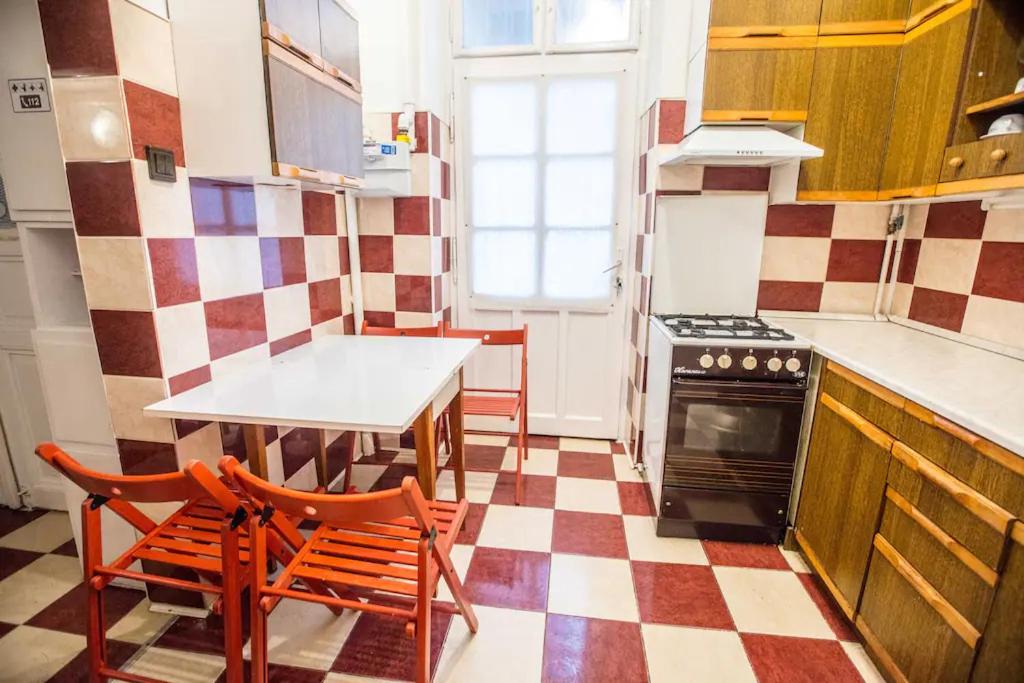 Kuchyň nebo kuchyňský kout v ubytování keleti apartment city center big flat bedroom private use