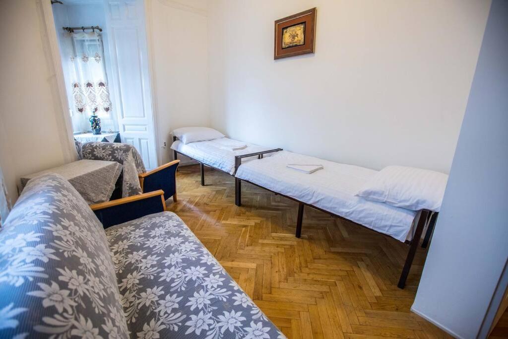Postel nebo postele na pokoji v ubytování keleti apartment city center big flat bedroom private use