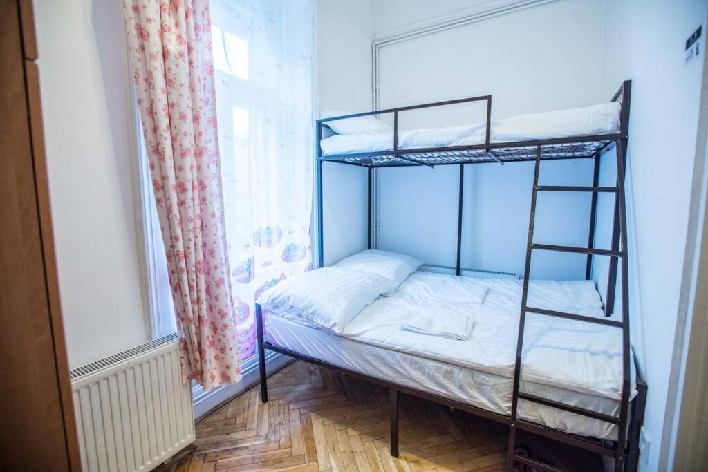 Postel nebo postele na pokoji v ubytování keleti apartment city center big flat bedroom private use