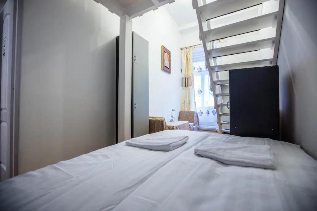 Postel nebo postele na pokoji v ubytování keleti apartment city center big flat bedroom private use