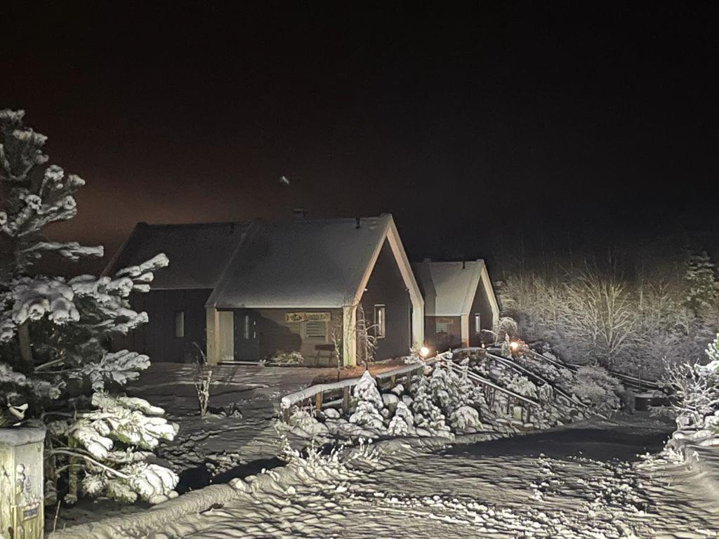 Osada Skoczkowo komfortowe domki z jacuzzi nad jeziorem- sauna- balia- prywatny staw wędkarski - Vakantiehuis