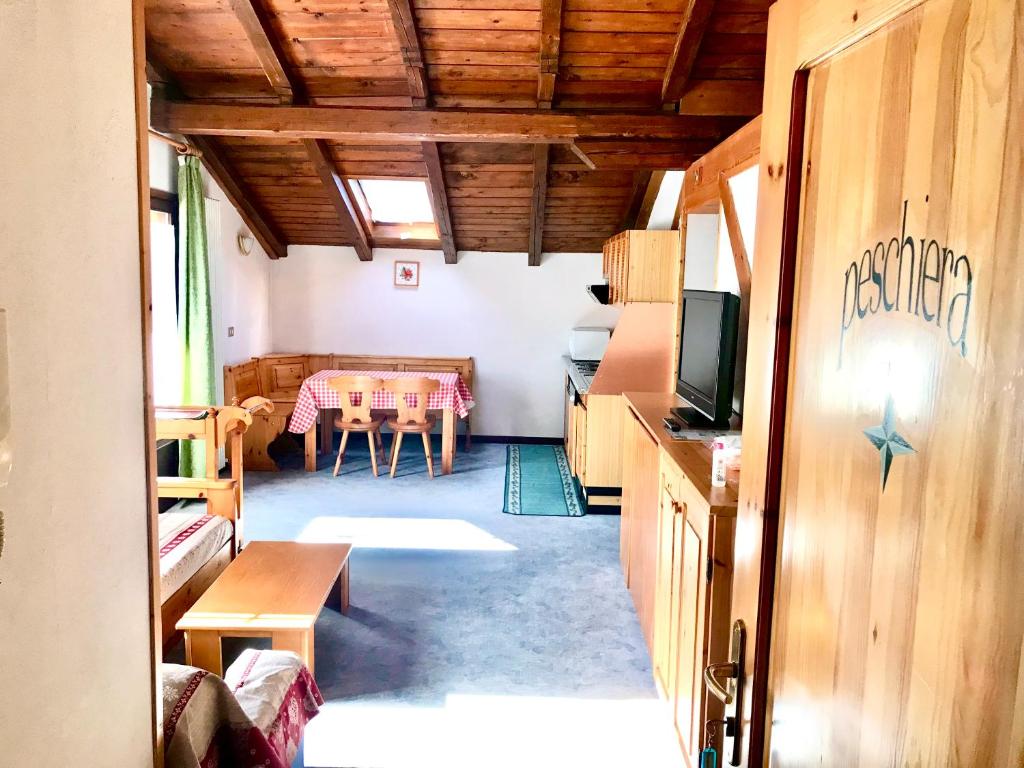 una sala con tavolo e sala da pranzo di Casa Martini a Mezzana