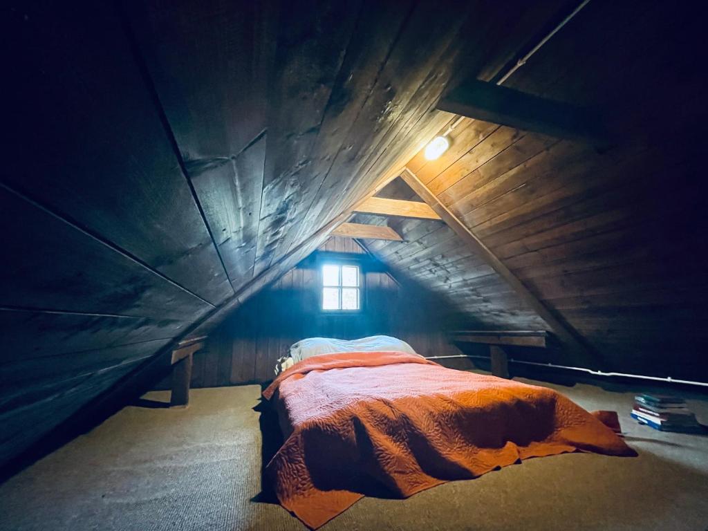 Postel nebo postele na pokoji v ubytování Chata nad Dziką Orlicą z jacuzzi