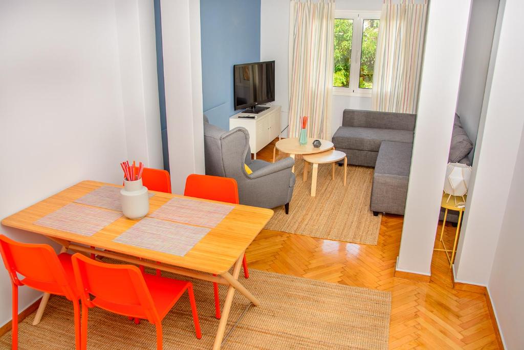 Televízia a/alebo spoločenská miestnosť v ubytovaní Fully renovated and relaxing apartment