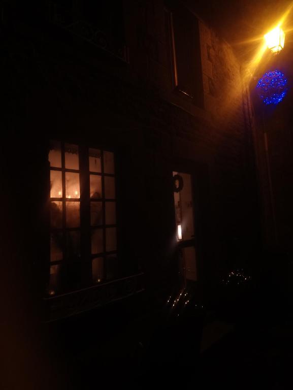 - Vistas nocturnas a un edificio con luz de la calle en Bienvenue, en Saint-Pierre-de-Plesguen