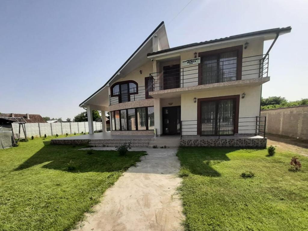 Budova, kde se farma nachází